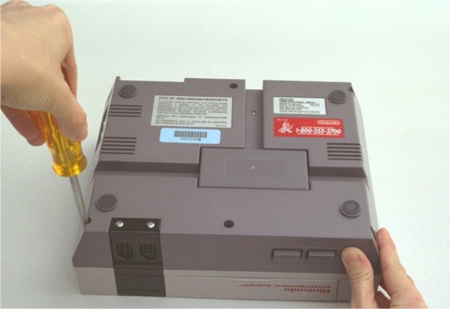 File:NES-001 removing base screws (Nintendo ASC manual).jpg