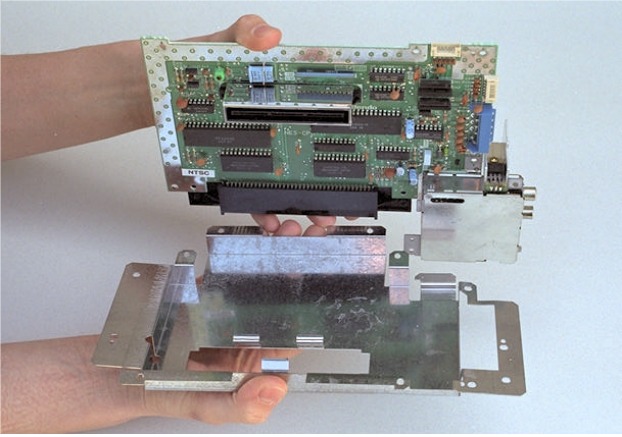 File:NES-001 PCB and lower shield (Nintendo ASC manual).jpg