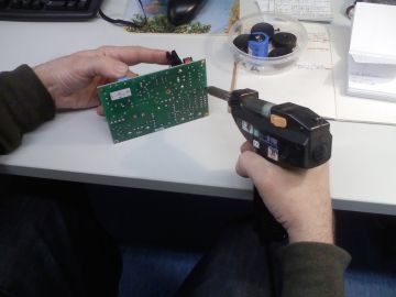 Desoldering with desoldering gun 2