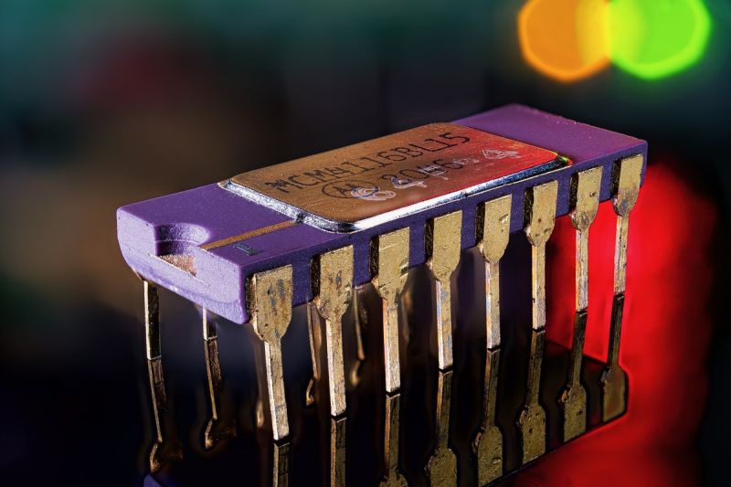 File:MCM4116B 4116 dynamic RAM chip.jpg