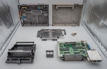 NES-001 PAL console disassembled (PantheraLeo1359531)