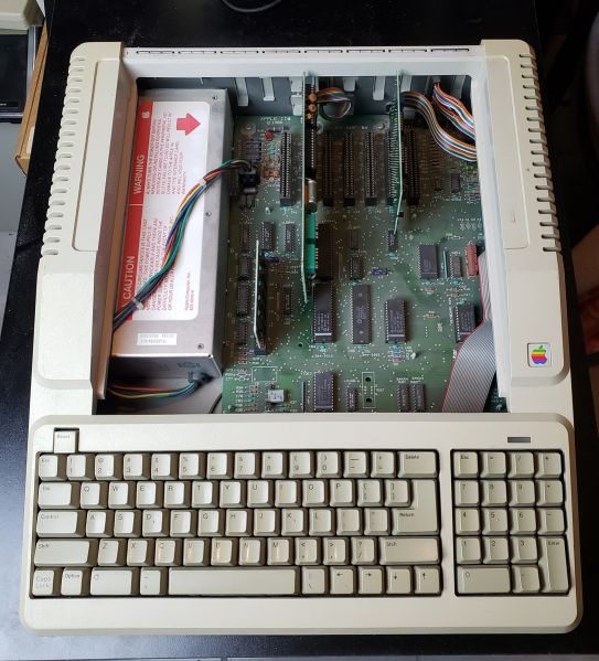 File:Apple IIe Platinum Internals.jpg