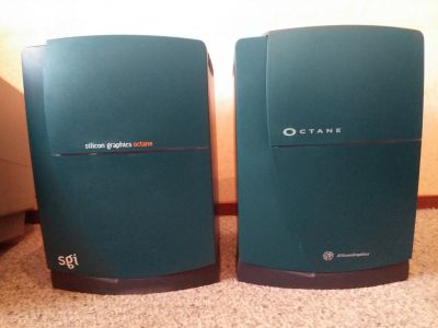 A later green Octane (left) beside an original (unicron1bot, CC BY 2.0)