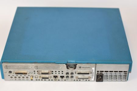 Rear panel and the power supply inlet (Rules666, CC BY-SA 4.0)