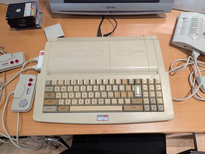File:Amstrad 6128 Plus.jpg
