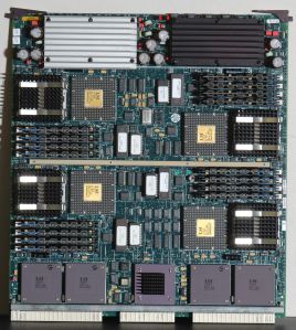 IP19 CPU board with four R4400 processors; the 5 V and 3.3 V converters are under the heat sinks along the top (RCS/RI, CC BY-SA 3.0)