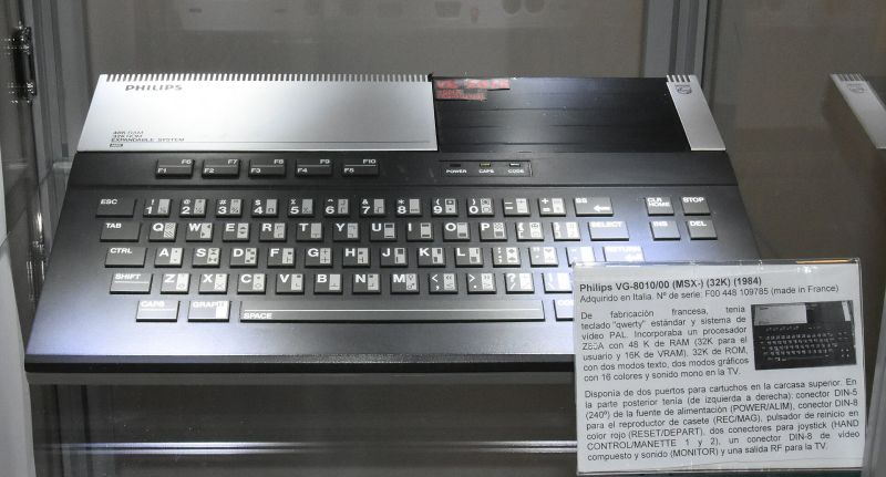 File:Philips VG 8010-00 (RetroMadrid 2017).jpg
