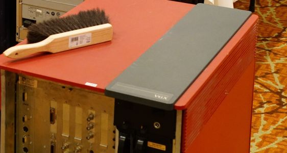 A Crimson with VGX graphics at VCF Midwest 2017, identified from its red skins and grey VGX top hat (Patrick Finnegan, CC BY 2.0)