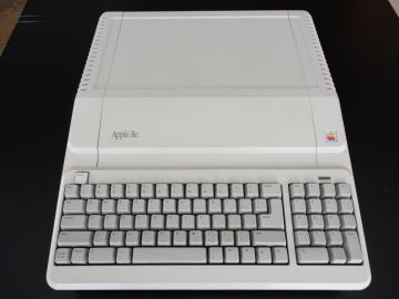 Apple IIe Platinum from the front